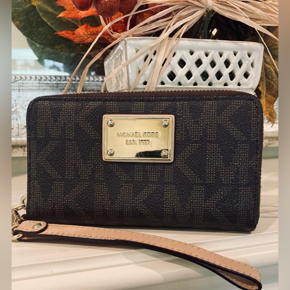 Michael Kors Wallet Signature Logo